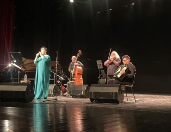 Η Σόνια, οι Plaza Ensemble και το «θεραπευτικό» της ψυχής ρεπερτόριο, χειροκροτήθηκαν θερμά από το κοινό