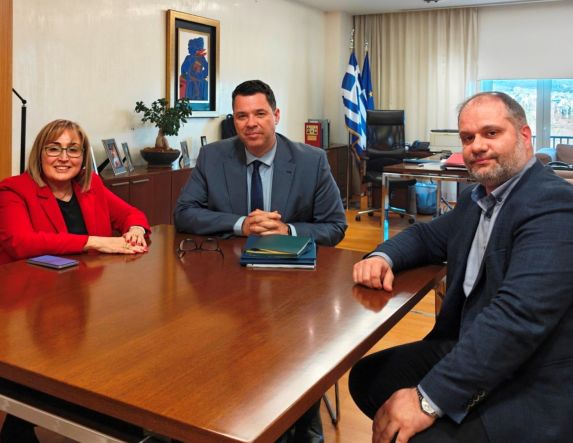 Στο επίκεντρο σημαντικά αναπτυξιακά ζητήματα του Δήμου Νάουσας     Συνάντηση του Δημάρχου Ηρωικής Πόλεως Νάουσας Νίκου Κουτσογιάννη με τον Υφυπουργό Παρά τω Πρωθυπουργώ Θανάση Κοντογεώργη