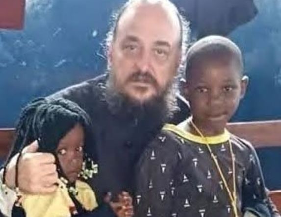 Ο βεροιώτης π. Σωφρόνιος επέστρεψε στην ιεραποστολή της Τανζανίας