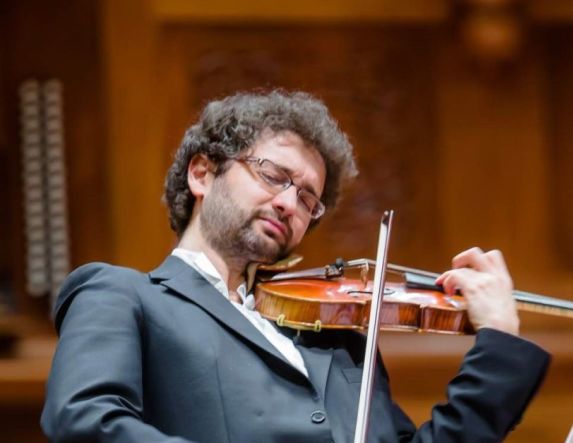 Βεροιώτης, από την μητέρα του, ο Αντώνης Σουσάμογλου, εξάρχων βιολιστής της ΚΟΘ, που φιλοξενεί ο Χώρος Τεχνών