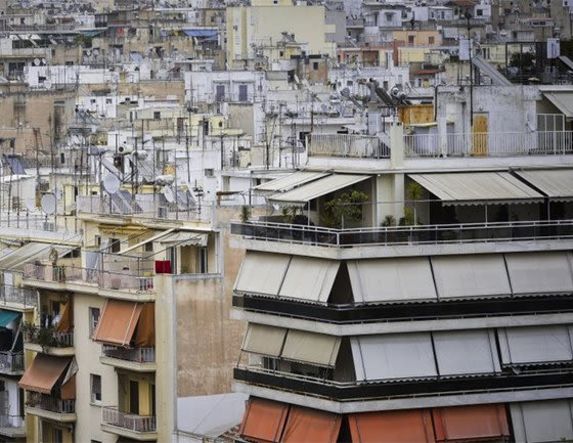 Νέο πακέτο για την  αντιμετώπιση της στεγαστικής κρίσης Κίνητρα για επενδυτές και ιδιοκτήτες, αξιοποίηση  δημόσιας ακίνητης περιουσίας, φρένο στο airbnb, υψηλές επιδοτήσεις για ανακαίνιση κλειστών σπιτιών -Δάνεια σε ελβετικό φράγκο: Μετατροπή σε ευρώ  και