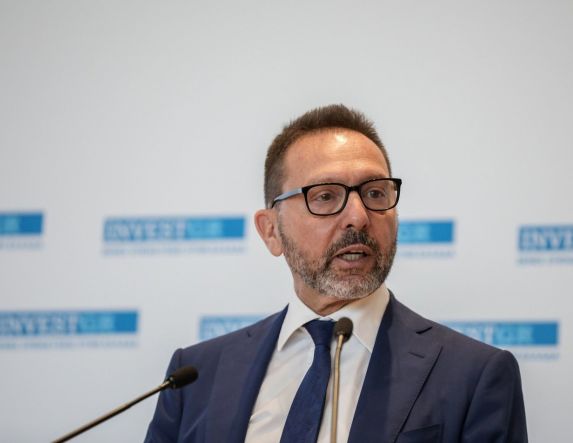Ο Στουρνάρας «φρενάρει» τις προοπτικές για 13ο και 14ο μισθό