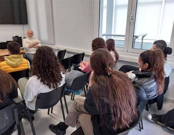 Συνάντηση μαθητών με τον ποιητή Δημήτρη Γ. Παπαστεργίου στη Δημοτική Βιβλιοθήκη Μακροχωρίου