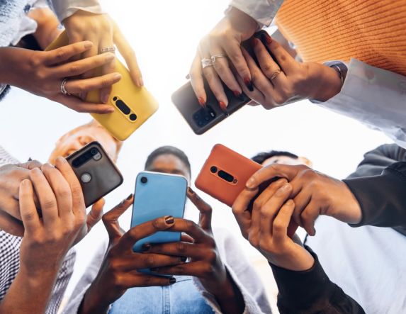 Ιστορική απόφαση: Meta και Google «εθιστικά» και υπεύθυνα για την ψυχική βλάβη νεαρής