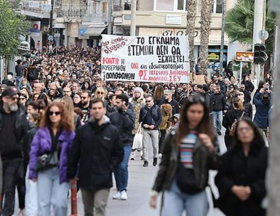 Η κοινωνία είναι ζωντανή και έχει σφυγμό!