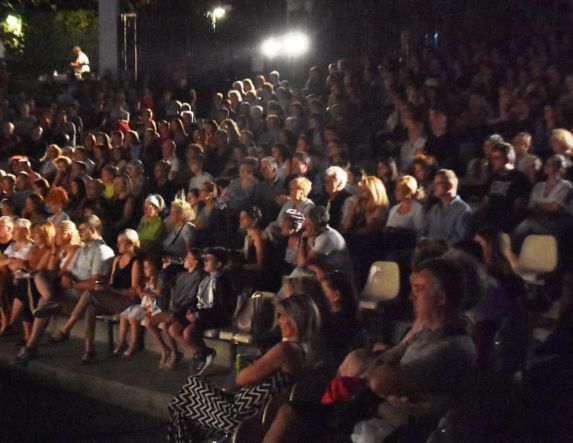 Έναρξη για το Naoussa Summer Festival 2025 με επιτυχημένες θεατρικές παραστάσεις   -  Συνεχίζεται με το έργο «Ταιριάζει το πένθος στην Ηλέκτρα» στο Αρχαίο Θέατρο Μίεζας