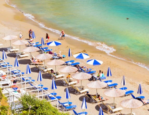 Λήγουν σήμερα οι αιτήσεις για τον Κοινωνικό Τουρισμό 2025-26