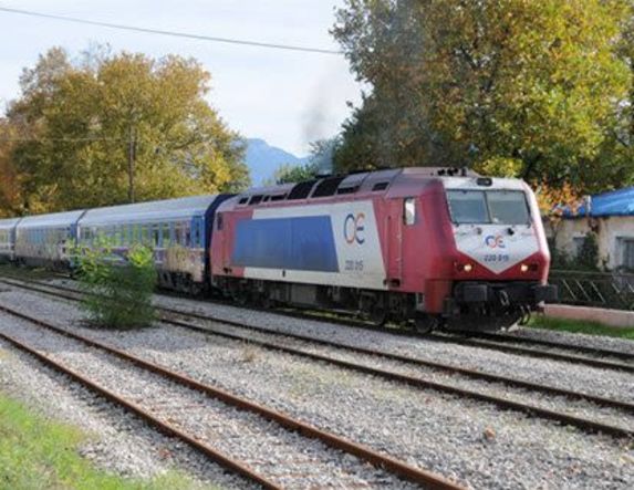 Φωτιά κοντά στη σιδηροδρομική γραμμή Πλατύ-Κατερίνη διέκοψε την κυκλοφορία