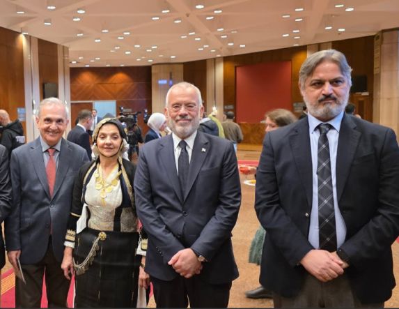 Η ΒΙΒΛΙΟΘΗΚΗ ΤΗΣ ΑΛΕΞΑΝΔΡΕΙΑΣ  ΥΠΟΔΕΧΘΗΚΕ ΤΟΥΣ ΑΛΕΞΑΝΔΡΟΥΣ ΤΟΥ ΒΑΡΛΑΜΗ  ΜΕ ΕΝΘΟΥΣΙΑΣΜΟ ΚΑΙ ΣΥΓΚΙΝΗΣΗ