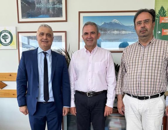 Επίσκεψη του Υφυπουργού Ανάπτυξης στον Γενικό Διευθυντή Δασών και Δασικού Περιβάλλοντος για την κατασκευή υπόγειου πάρκινγκ στην περιοχή Αγίων Αναργύρων στη Βέροια