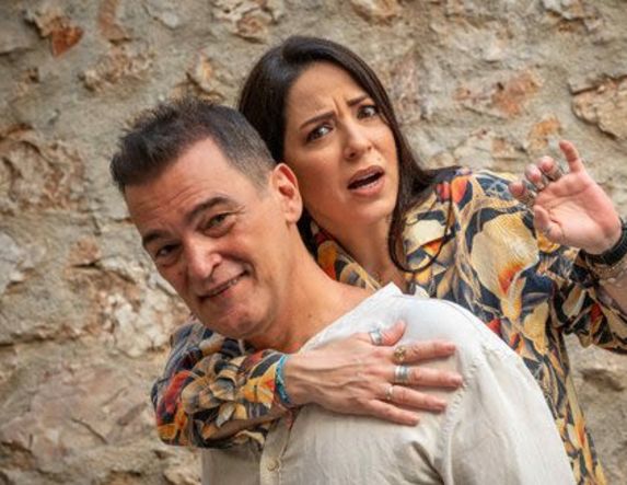 ΚΥΡΙΑΚΗ 16 ΝΟΕΜΒΡΙΟΥ ΣΤΗ ΝΑΟΥΣΑ   Το  «CHECK IN για 2» του Μάκη Τσούφη, με Κων/νο Καζάκο και Ιωάννα Πηλιχού, στο δημοτικό Θέατρο