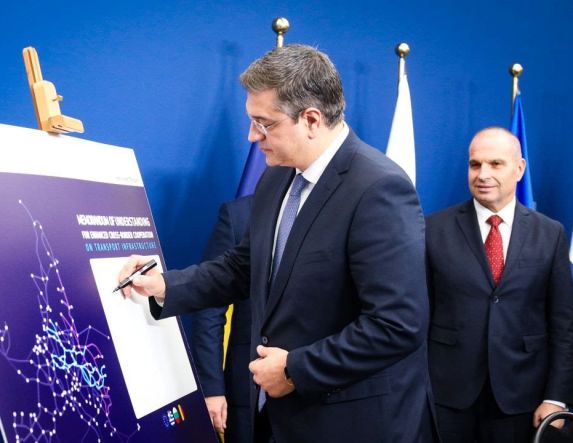 Υπογράφηκε το σύμφωνο  συνεργασίας για την κατασκευή  του σιδηροδρομικού και οδικού άξονα Ελλάδας-Βουλγαρίας-Ρουμανίας