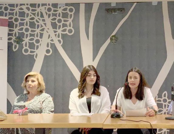 Γεμάτη η «Ελιά» στην παρουσίαση του βιβλίου της Λένας Μαντά «Το μωρό της σοφίτας» -Από τον «Έρασμο» και το βιβλιοπωλείο «Επίκαιρο»