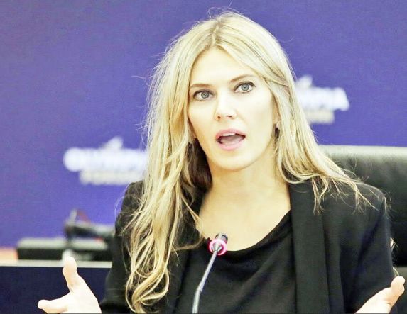 Βγάζει το βραχιολάκι  η Εύα Καϊλή