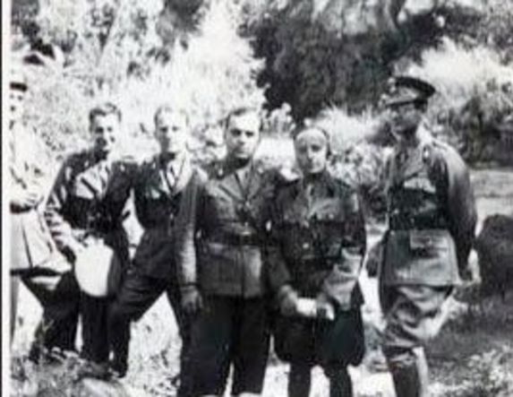 ΜεΜιαΜατια - Έλληνες στρατιωτικοί με φόντο την Εβραική Συνοικία