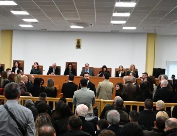 Ξεκίνησε η δίκη των Τεμπών με αναβολή και έντονες αντιδράσεις από συγγενείς θυμάτων και συνηγόρους