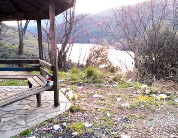 Συνεχίζουν απτόητοι  στα κιόσκια του Αλιάκμονα, οι Εθελοντές  για την Καθαριότητα