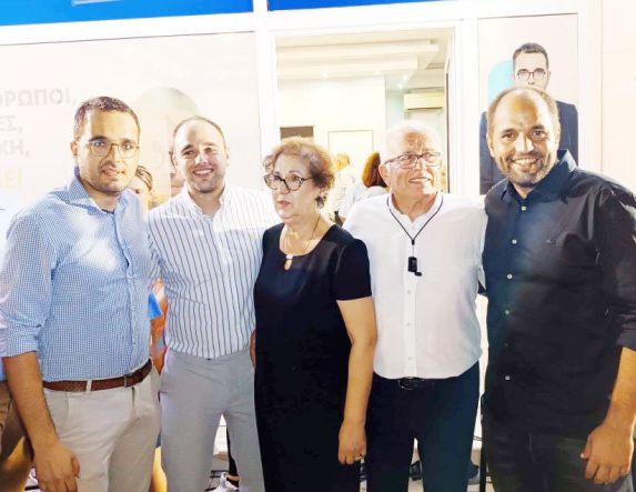 Σύσσωμη η οικογένεια Κορωνά στα εγκαίνια  του εκλογικού κέντρου