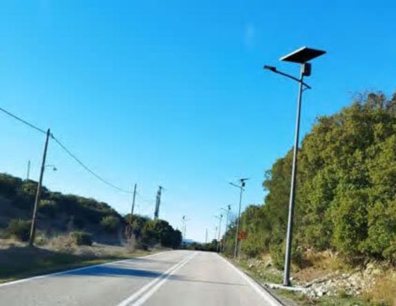 Τοποθετήθηκαν φωτιστικά με φωτοβολταϊκό σύστημα, αλλά δεν λειτουργούν ακόμα…