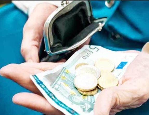 Στα 413,76 ευρώ από τον Ιανουάριο  η εθνική σύνταξη