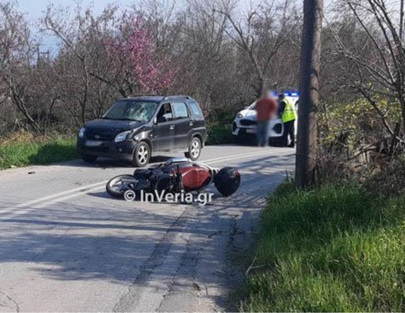 Τροχαίο με εμπλοκή ΙΧ και δίκυκλου στο «στενό» της 25ης Μαρτίου στη Βέροια