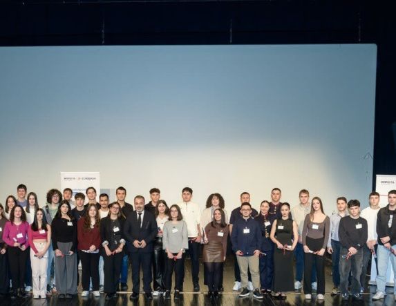 Eurobank | 23 χρόνια «Μπροστά για την Παιδεία» - Η Αριστεία στο επίκεντρο  Βέροια | Τελετή Βράβευσης Αριστούχων Μαθητών