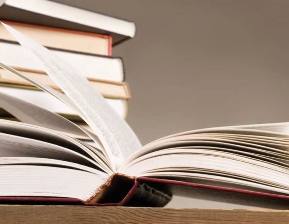ΔΥΠΑ: Ανοίγει σήμερα η πλατφόρμα αιτήσεων για τις επιταγές βιβλίων