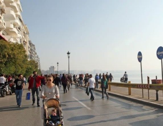 Κυριακάτικη βόλτα στην πεζοδρομημένη παραλιακή της Θεσσαλονίκης 