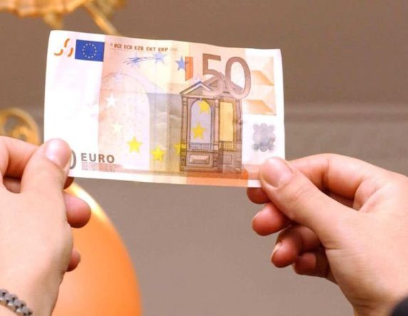 Η ΕΚΤ προχωρά σε «λίφτινγκ» του ευρώ