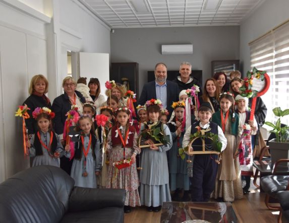 Χελιδονίσματα στη Νάουσα   Το Λύκειο των Ελληνίδων Νάουσας μετέφερε το μήνυμα της άνοιξης στο Δημαρχείο