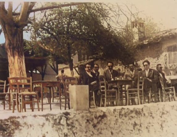 ΜεΜιαΜατια  Στο «μπαλκόνι» του παλιού καφενείου Ζάππειο
