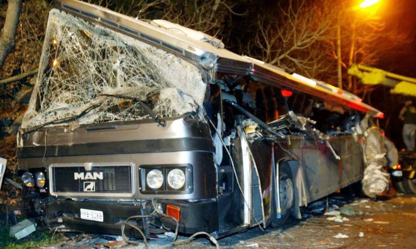 Ένα κερί στη μνήμη των μαθητών του Λυκείου Μακροχωρίου, 17 χρόνια μετά την τραγωδία των Τεμπών