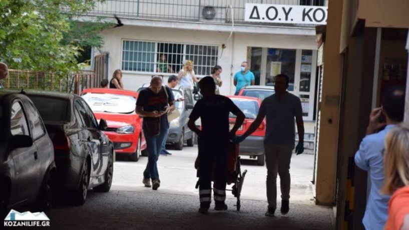 Σκηνικό τρόμου στην Κοζάνη!  – 45χρονος επιτέθηκε σε εργαζομένους στην Εφορία με τσεκούρι  - 4 τραυματίες 
