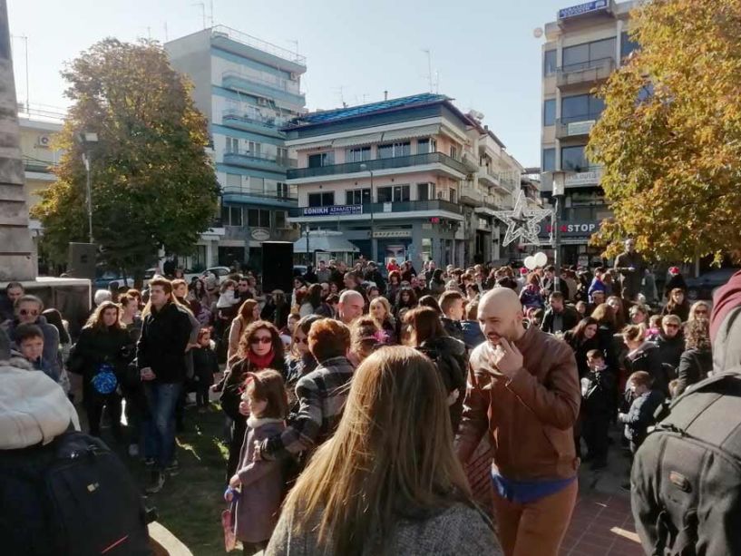 Νάουσα: Με τη συμμετοχή μικρών και μεγάλων πραγματοποιήθηκε η δράση «στολίΖΩ την πόλη μου» 