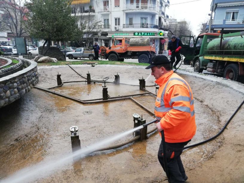 Νάουσα: Αντικατάσταση κάδων απορριμμάτων, καθαρισμός γεμιστικών και συντριβανιών από τα συνεργεία του Δήμου 