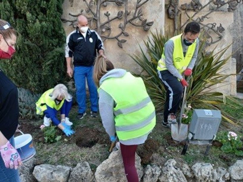 Δήμος Νάουσας: Συνεχίζονται οι φυτεύσεις λουλουδιών σε κοινόχρηστους χώρους της πόλης και στις Κοινότητες 