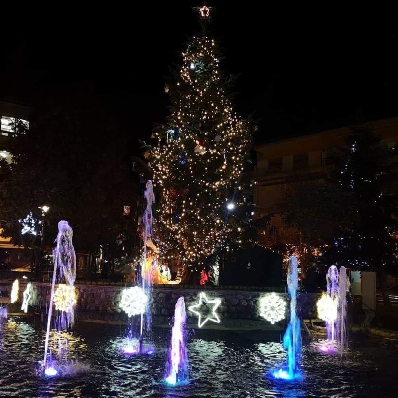 Νάουσα: Με το άναμμα του χριστουγεννιάτικου δέντρου και τη λειτουργία του πάρκου χιονιού ξεκίνησαν οι Χριστουγεννιάτικες εκδηλώσεις! (φωτό)