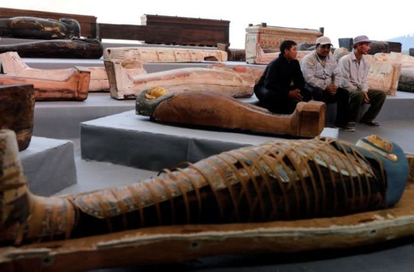 Αίγυπτος : Aνακαλύφθηκαν 100 άθικτες σαρκοφάγοι στην Νεκρόπολη της Σακκάρα «Ούτε το 1% όσων βρίσκονται θαμμένα στην περιοχή δεν είναι αυτά που παρουσιάζουμε σήμερα» τόνισε προς τους δημοσιογράφους και διπλωμάτες ο υπουργός Αρχαιοτήτων Χάλιντ Ελ Ανάνι