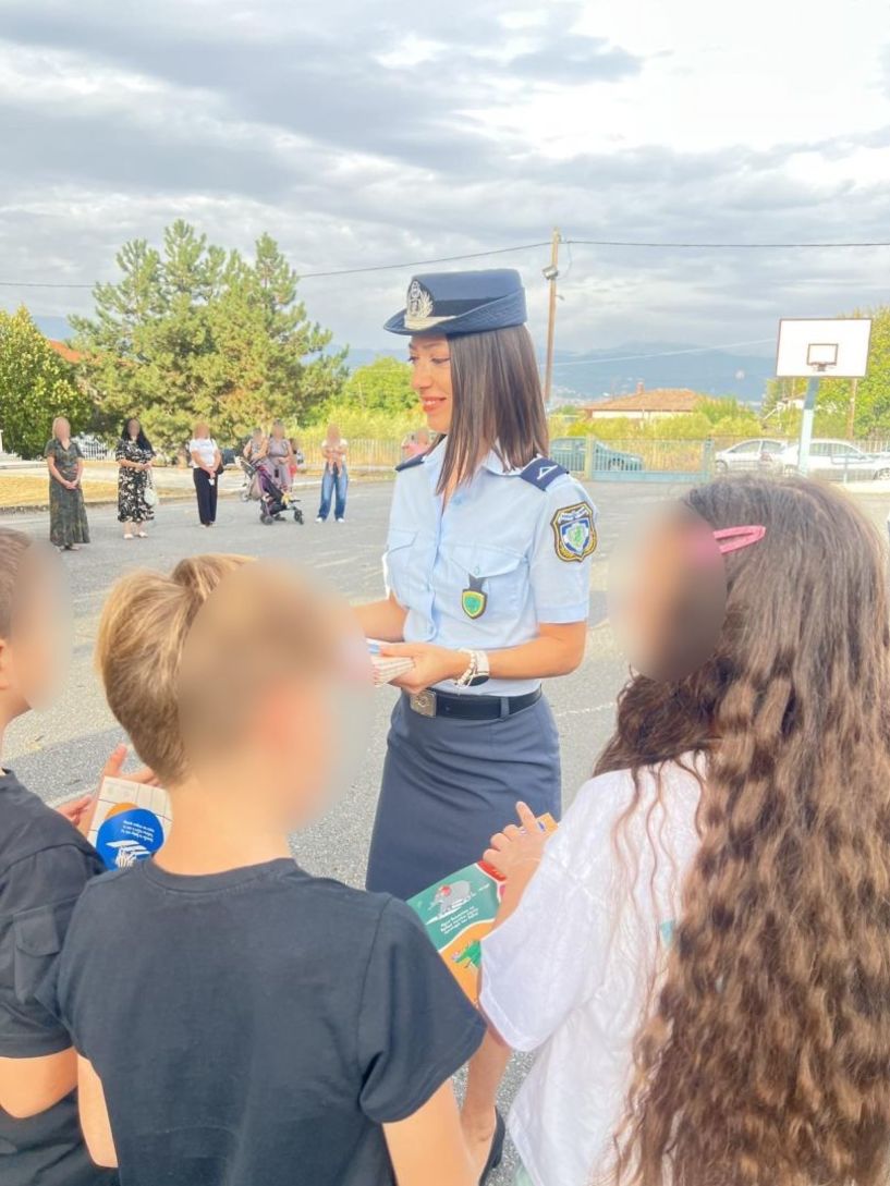 Ενημερωτικό υλικό με χρήσιμες συμβουλές για την οδική ασφάλεια μοίρασε η Τροχαία σε μαθητές