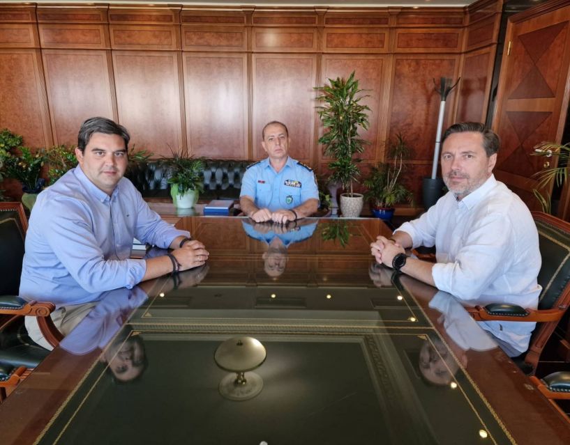 Συνάντηση Δημάρχου Νάουσας Νικόλα Καρανικόλα με τον Υφυπουργό Προστασίας του Πολίτη Λευτέρη Οικονόμου και τον Αρχηγό της ΕΛ.ΑΣ Κωνσταντίνο Σκούμα