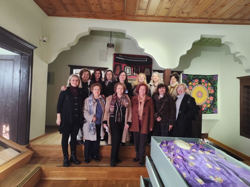 Η Πρόεδρος και τα μέλη του Διοικητικού συμβουλίου του Συλλόγου Μικρασιατών Ν Ημαθίας στο Αρχοντικό Σαράφογλου