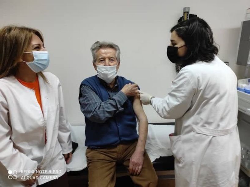 91χρονος συμπολίτης μας έκανε το πρωί, το πρώτο εμβόλιο στο Νοσοκομείο Βέροιας  