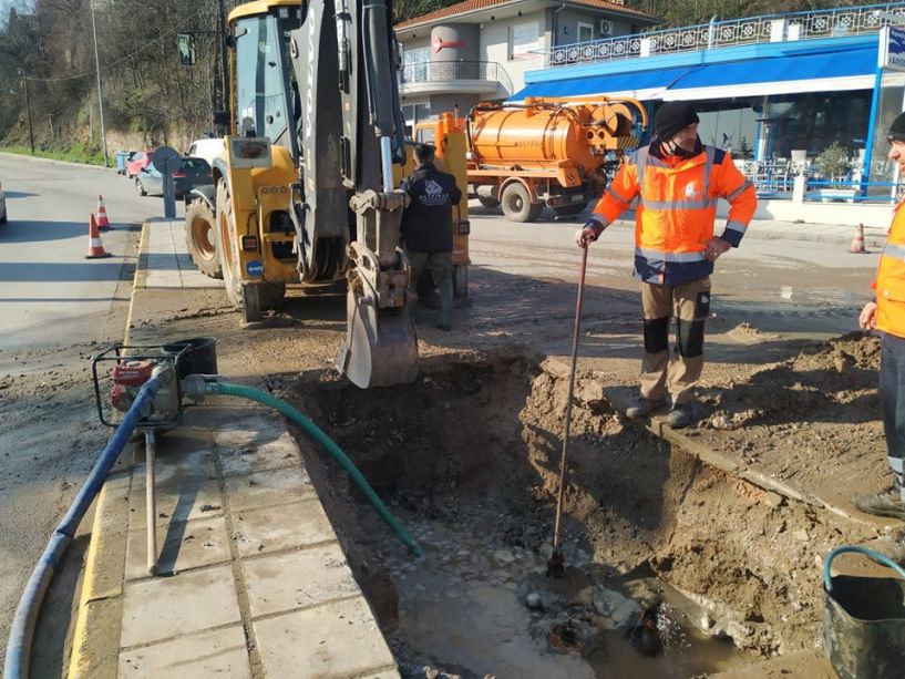 Επέμβαση της ΔΕΥΑΒ σε βλάβη αγωγού στην Λ. Στρατού με Περιφερειακή στη Βέροια (εικόνες, βίντεο)