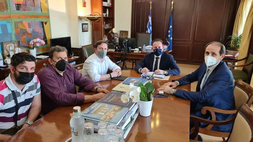 Η προτεραιοποίηση των έργων στο πρόγραμμα «Αντώνης Τρίτσης» στη συνάντηση του Δημάρχου Νάουσας, Νικόλα Καρανικόλα με τον Στέλιο Πέτσα και τον Απόστολο Βεσυρόπουλο