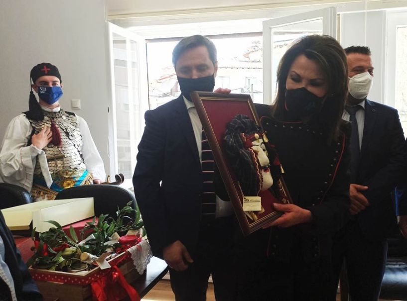 Τα αναμνηστικά δώρα που πρόσφερε ο Δήμος Νάουσας στην  κ. Αγγελοπούλου κατά την υποδοχή της στο Δημαρχείο (Εικόνες)