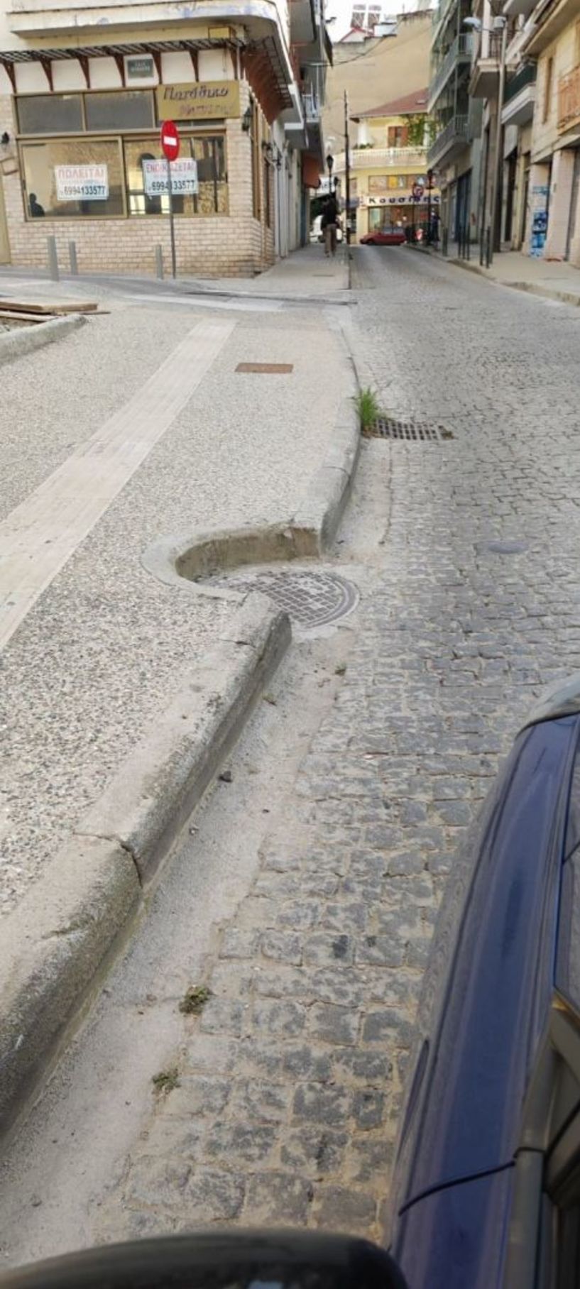 Επικίνδυνη κακοτεχνία πεζοδρομίου επί της οδού Κεντρικής