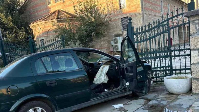 Ηλικιωμένος οδηγός έπεσε πάνω στην περίφραξη του Αγίου Αντωνίου στο κέντρο της Βέροιας