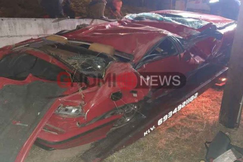 “Άγιο” είχε οδηγός στην Βέροια - Επέμβαση της Πυροσβεστικής για τον απεγκλωβισμό του! ( φωτο )