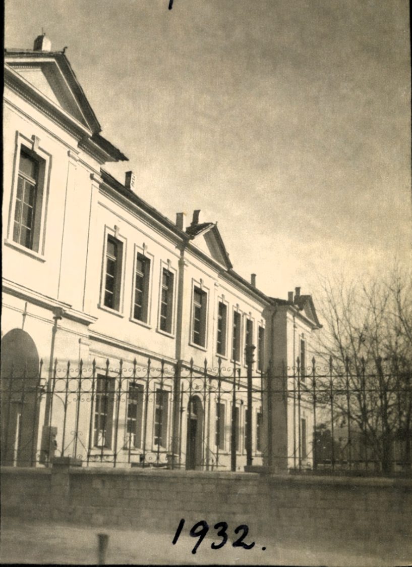 ΜεΜιαΜατια   Πρόκειται για το Παλαιό Γυμνάσιο Βέροιας το 1932,το κτήριο που σήμερα στεγάζει το Δημαρχείο Βέροιας