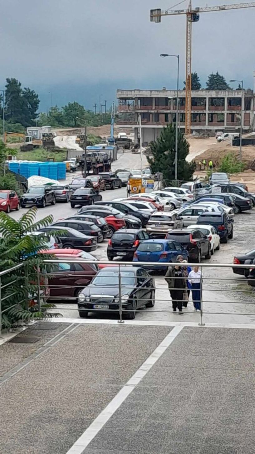 Χαμός με τα σταθμευμένα αυτοκίνητα στο Δικαστικό Μέγαρο Βέροιας-Τι θα γίνει όταν λειτουργήσει και το νέο Διοικητήριο;